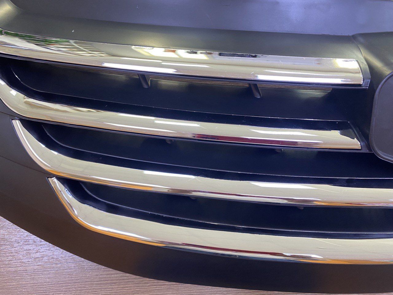 Решетка радиатора (УЦЕНКА: сколы и царапины на хроме) Geely для GEELY Emgrand EC7 (Gen1) (FE-1, FE-2) OEM 1068050205 — фото 2
