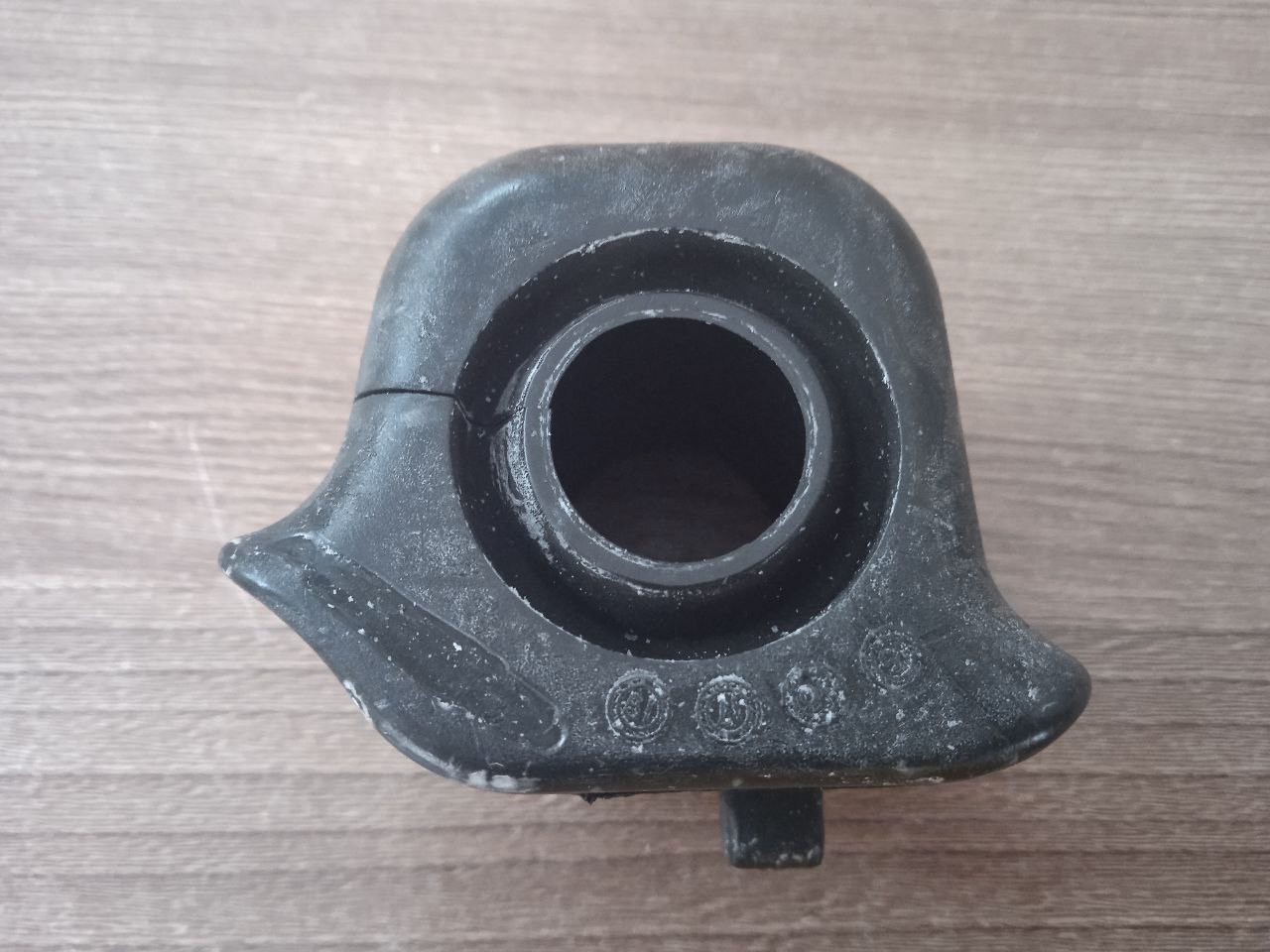 Втулка стабилизатора переднего (правая) Geely (Original) для GEELY Emgrand X7 (Gen1) OEM 1014013363